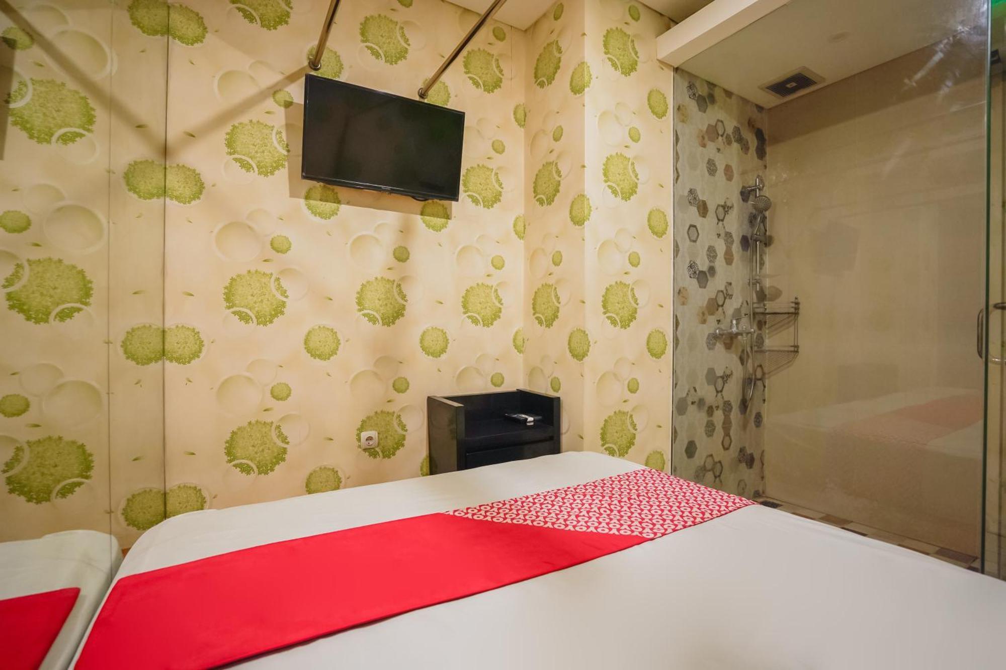 Super Oyo Capital O 92633 Spring Hotel Gubeng Surabaya Bagian luar foto