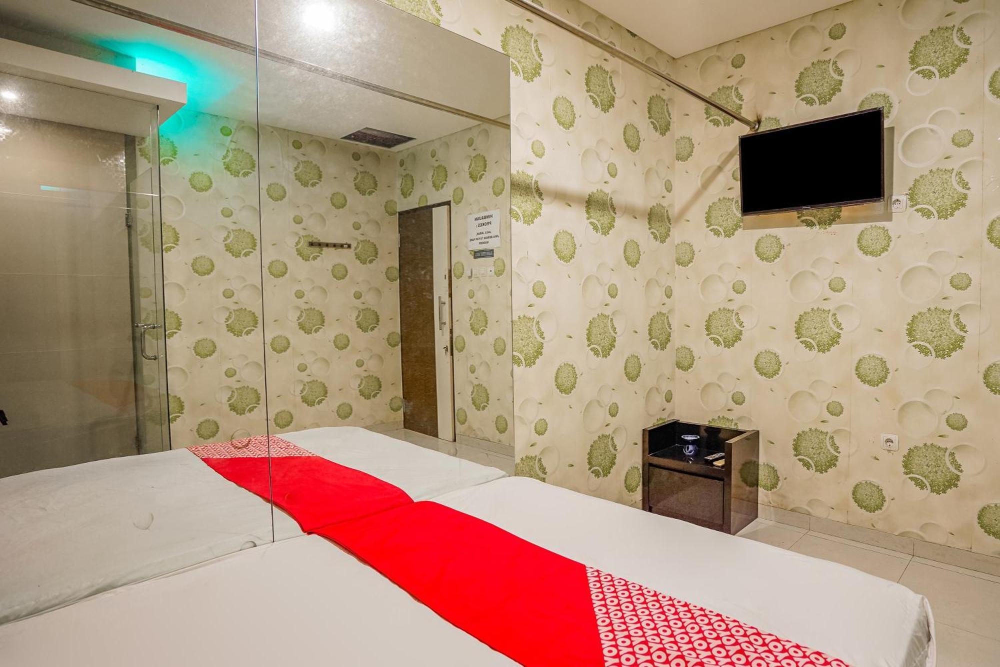 Super Oyo Capital O 92633 Spring Hotel Gubeng Surabaya Bagian luar foto